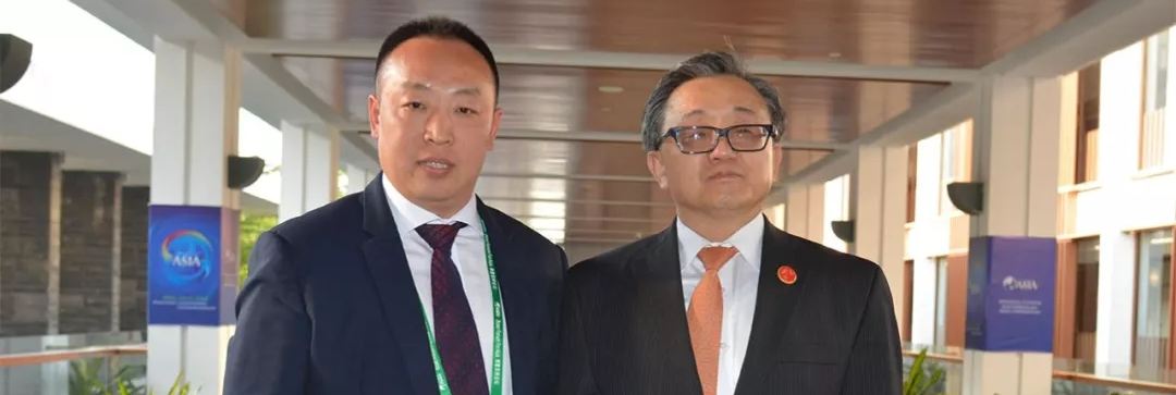 插逼视频网站免费看联合国副秘书长刘振民和赵章栓会长在博鳌亚洲论坛亲切交"